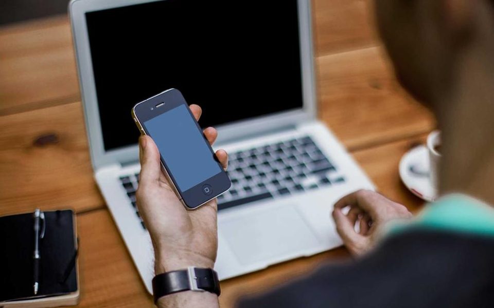 Ein Smartphone liegt auf einem Schreibtisch