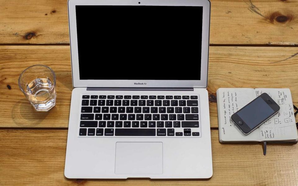 Ein Schreibtisch mit Büchern und bunten Drucksachen